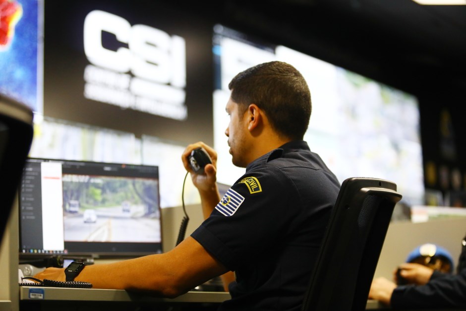 Forças de segurança monitoram a cidade no CSI com cerca de 1.200 câmeras de alta tecnologia para combater a criminalidade - Foto: Claudio Vieira/PMSJC